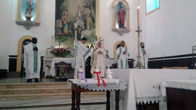 D. Manuel António Mendes dos Santos, Bispo de São Tomé e Príncipe, durante a Missa Crismal na Sé Catedral