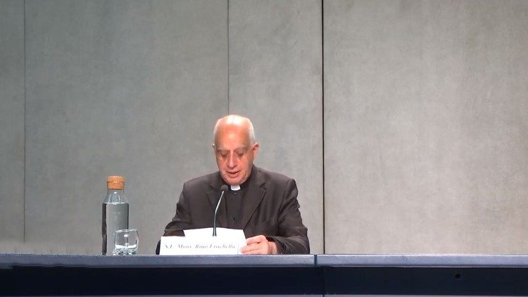 Abp Fisichella: jak przy Aids, ktoś chce zarobić na pandemii