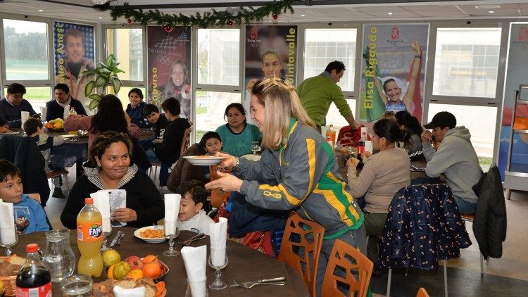 O Dispensário Santa Marta recebe a visita de uma atleta italiana Tania Cagnotto