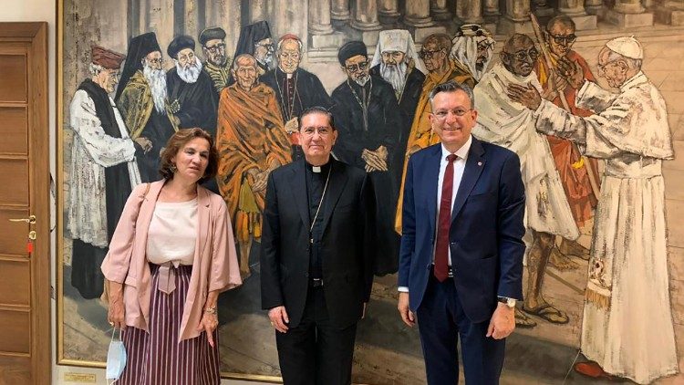 Michel Fanget, en compagnie du cardinal Ayuso Guixot et de l'ambassadrice de France près le Saint-Siège Elisabeth Beton Delègue.