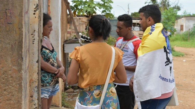 Jóvenes misioneros anunciando el Evangelio en Brasil (Foto de archivo).