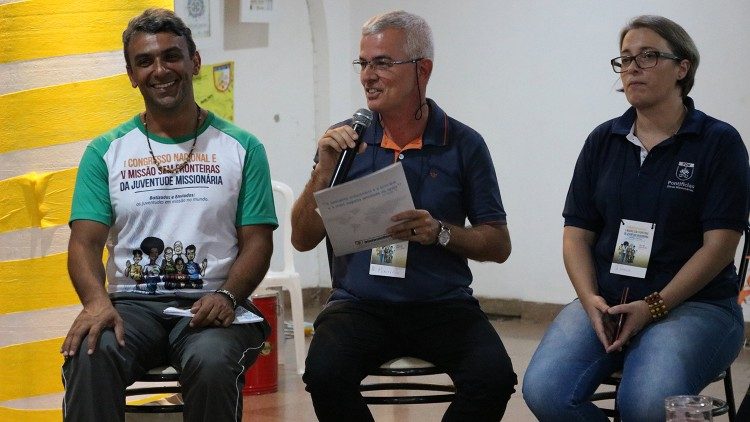 O Pe. Maurício Jardim (ao centro) junto a jovens missionários em foto de arquivo