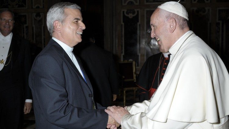 Pe. Mauricio Jardim em foto de arquivo ao encontrar Francisco, no Vaticano