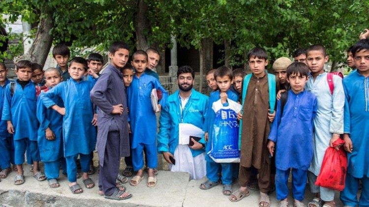 Azja Płd.: UNICEF apeluje o otwarcie szkół i pomoc dla dzieci