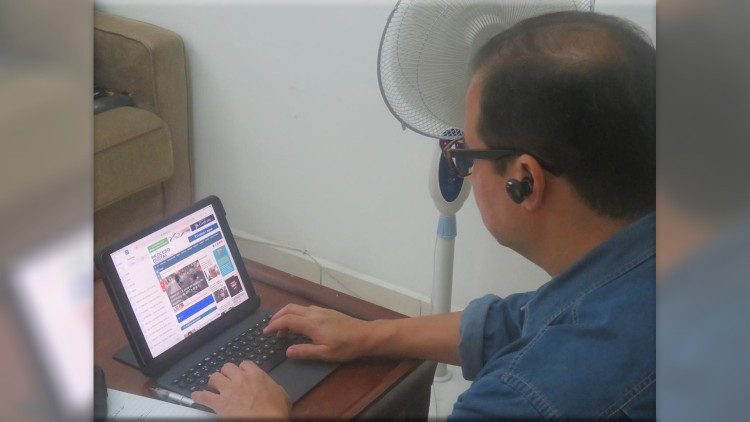 Periodista hondureño de Radio Cadenas Voces,  Juan Carlos Sierra