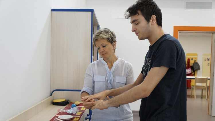 Il contatto indispensabile tra la persona disabile e chi lo assiste