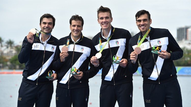 Giuseppe Vicino ha messo all'asta anche la polo di rappresentanza della Nazionale italiana di canottaggio