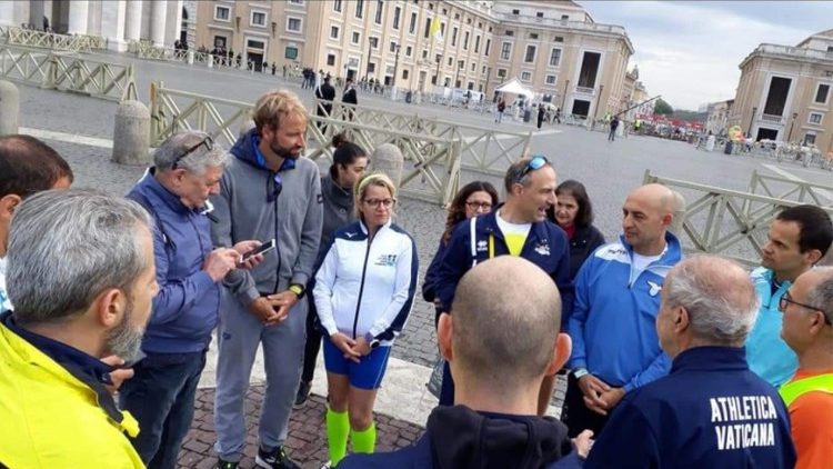 Rosolino in Piazza san Pietro  alla Corsa dei Santi, il momento di preghiera