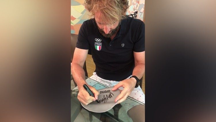 Massimiliano Rosolino firma la cuffia destinata all'asta We Run Together