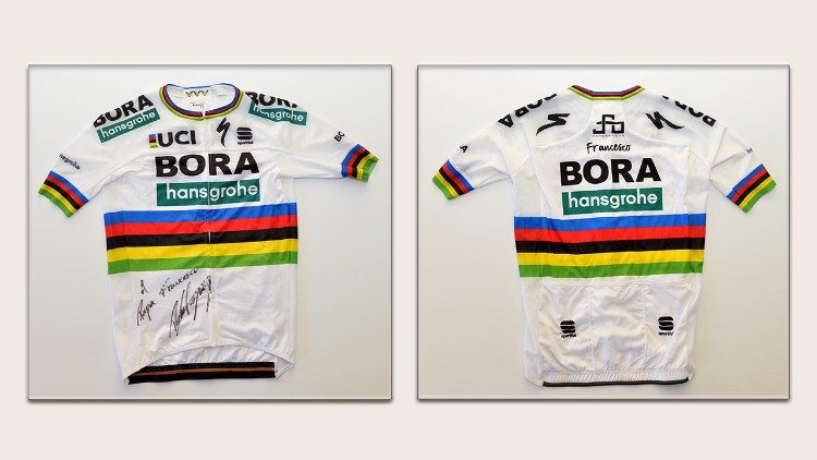 La maglia del ciclista Segan donata al Papa