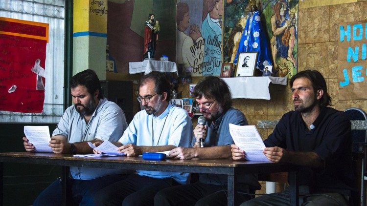 Curas Villeros presentan el comunicado.