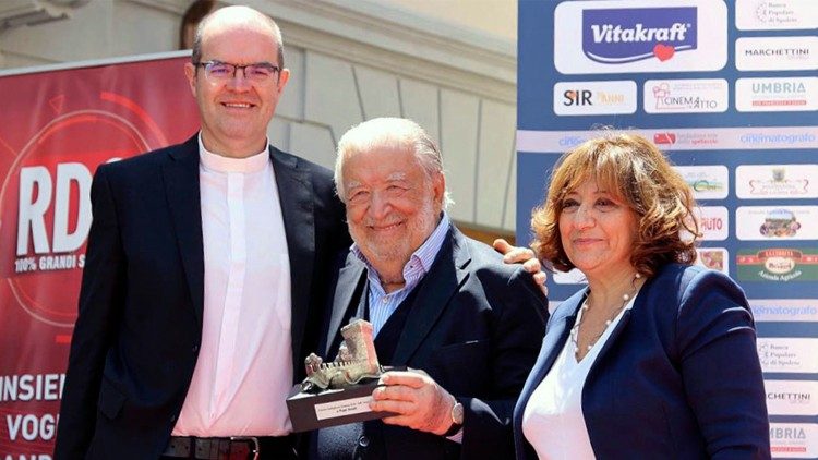Monsignor Davide Milani premia il regista Pupi Avati, nell'edizione 2019 di Castiglione cinema