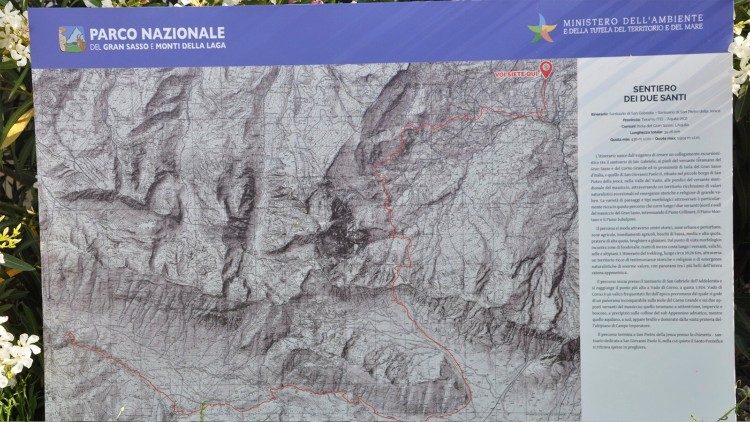 La mappa del "Sentiero dei due santi" all'imbocco del santuario di san Gabriele