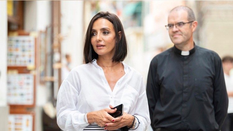 Ambra Angiolini accolta a Castiglione CInema da monsignor Davide MIlani