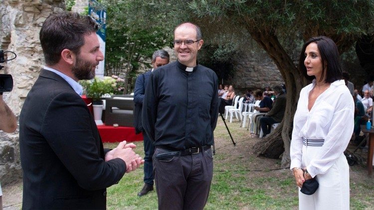 Il direttore artistico di Castiglione Cinema 2020 Gianluca Arnone con monsignor Milani e Ambra Angiolini