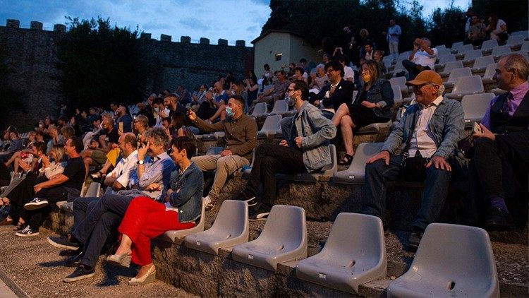 Il pubblico ad una proiezione alla rocca di Castiglione nell'edizione 2020