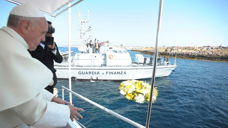 La corona di fiori lanciata dal Papa nel Mediterraneo, a largo di Lampedusa. Era l'8 luglio 2013