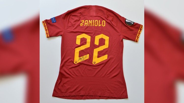 Anche il romanista Nicolò Zaniolo ha donato la sua maglia per We Run Together