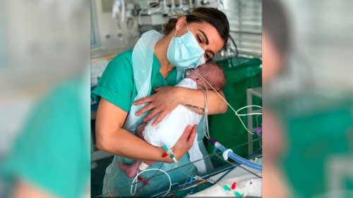 Papa: t&euml; gjejm&euml; ila&ccedil;in p&euml;r virusin q&euml; po gjunj&euml;zon bot&euml;n