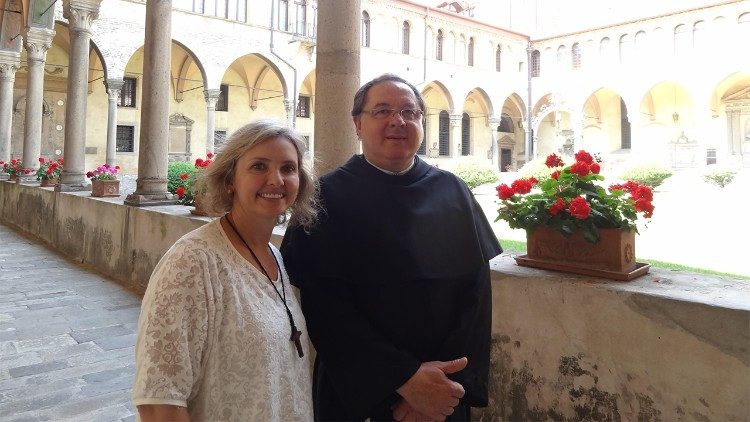 Mari Bueno com Pe. Enzo Poiana, na Basílica de Santo Antônio de Pádua, na Itália, em 2015