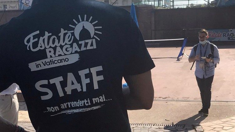 Un ragazzo , di spalle, dello staff "Estate Ragazzi"