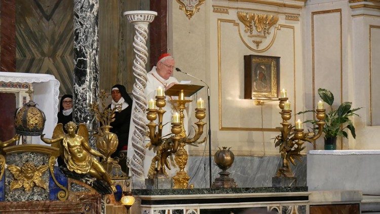 Il cardinale Gualtiero Bassetti in una celebrazione eucaristica (foto d'archivio)