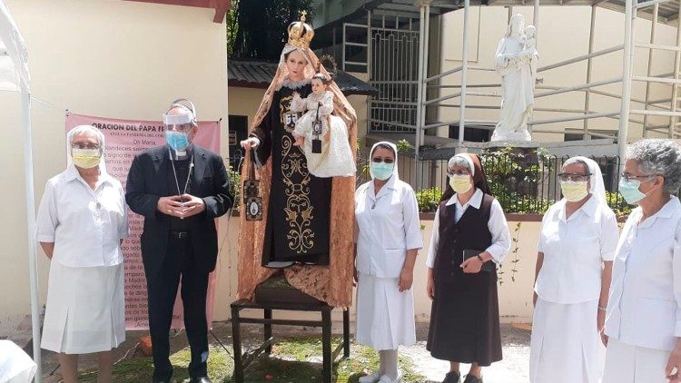 Entregado el equipo de bioseguridad donado por el Papa Francisco