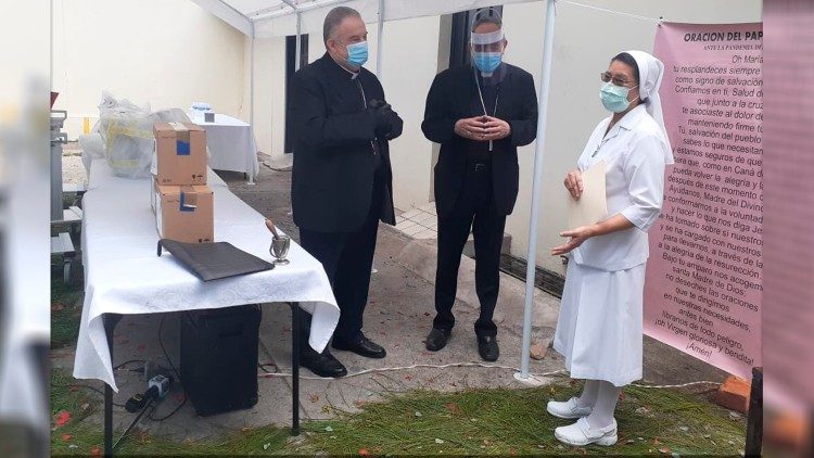 El Nuncio Apostólico, Mons. Pinter; el Arzobispo de Tegucigalpa, Cardenal Rodríguez Maradiaga y la directora del hospital, Madre Pérez