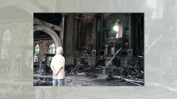 Administrador apostólico de Manila, Dom Broderick Pabillo, examina os danos na Igreja Santo Niño em Pandacan, Manila, após o incêndio de sexta-feira. (Foto de Veritas Manila)
