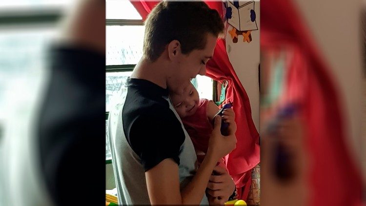 Un miembro de las Comunidades de Vida Cristiana de Paraguay participa como voluntario en una guardería 