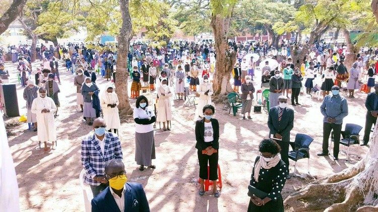 Fiéis durante a Missa na Diocese do Lwena (Moxico), em  Angola