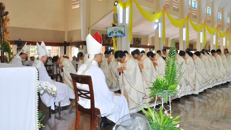 Thánh lễ truyền chức linh mục cho 39 phó tế của giáo phận Xuân Lộc