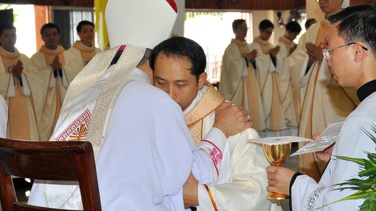 Thánh lễ truyền chức linh mục cho 39 phó tế của giáo phận Xuân Lộc