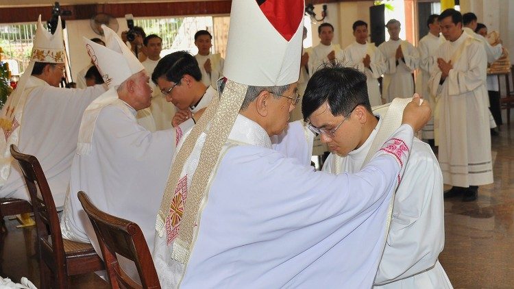 Thánh lễ truyền chức linh mục cho 39 phó tế của giáo phận Xuân Lộc