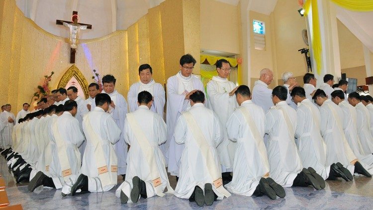 Thánh lễ truyền chức linh mục cho 39 phó tế của giáo phận Xuân Lộc