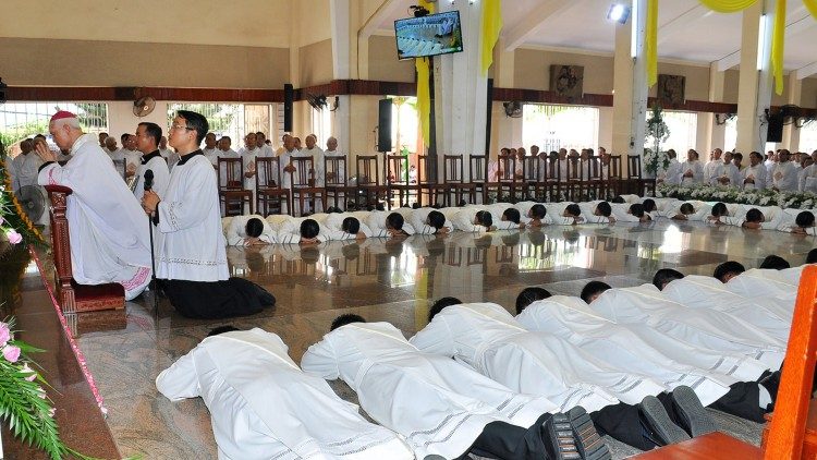 Thánh lễ truyền chức linh mục cho 39 phó tế của giáo phận Xuân Lộc