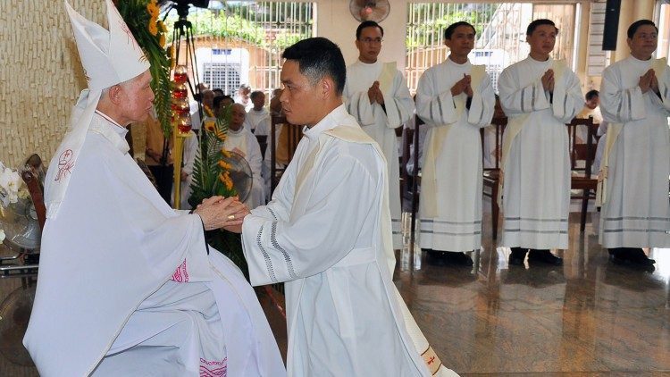 Thánh lễ truyền chức linh mục cho 39 phó tế của giáo phận Xuân Lộc