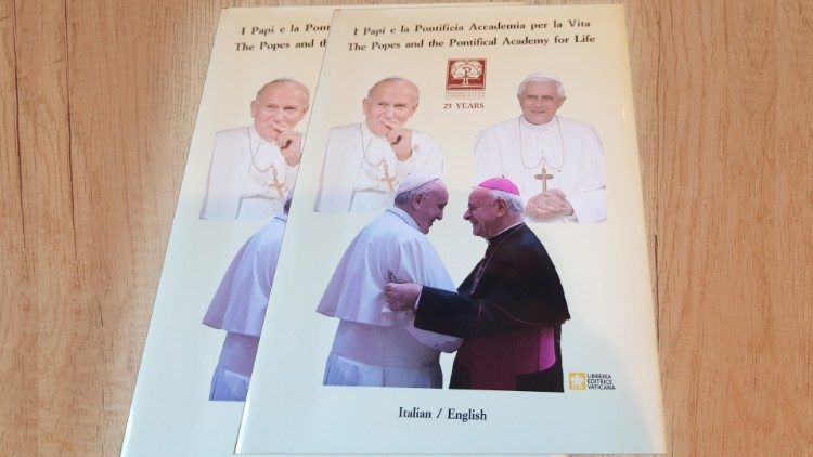 Libro "I Papi e la Pontificia Accademia per la Vita"
