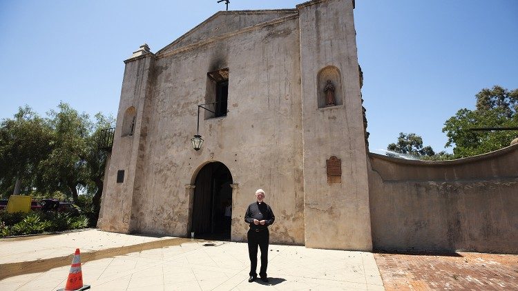 Incendio en Misión San Gabriel Arcángel. Mons. David O'Connell