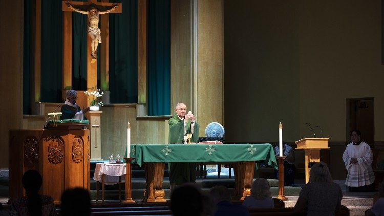 Misión San Gabriel Arcángel.  Fotos con el arzobispo de los Ángeles Mons. José Gómez, el día después del incendio celebró la misa. Fotos para Angelus News/Víctor Aleman