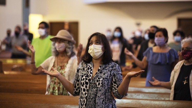 Misión San Gabriel Arcángel.  Fotos con el arzobispo de los Ángeles Mons. José Gómez, el día después del incendio celebró la misa. Fotos para Angelus News/Víctor Aleman