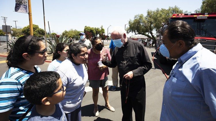 Misión San Gabriel Arcángel.  Fotos fieles con Mons. David O’Connell, Obispo auxiliar de la Región Pastoral de San Gabriel. Fotos para Angelus News/Víctor Aleman