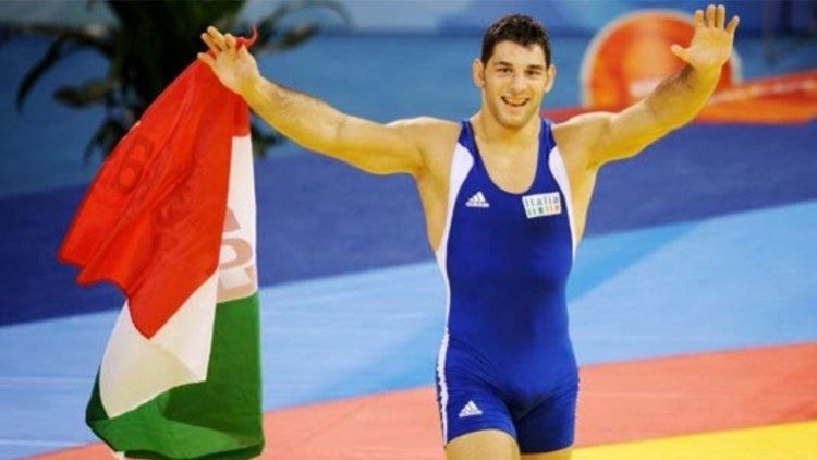 Andrea Minguzzi, oro nella lotta alle Olimpiadi di Pechino nel 2008, dona il suo storico body da gara autografato