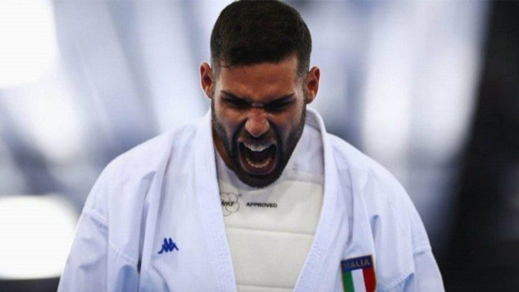 Luigi Busà, pluricampione del mondo di karaté, mette a disposizione il suo karategi autografato