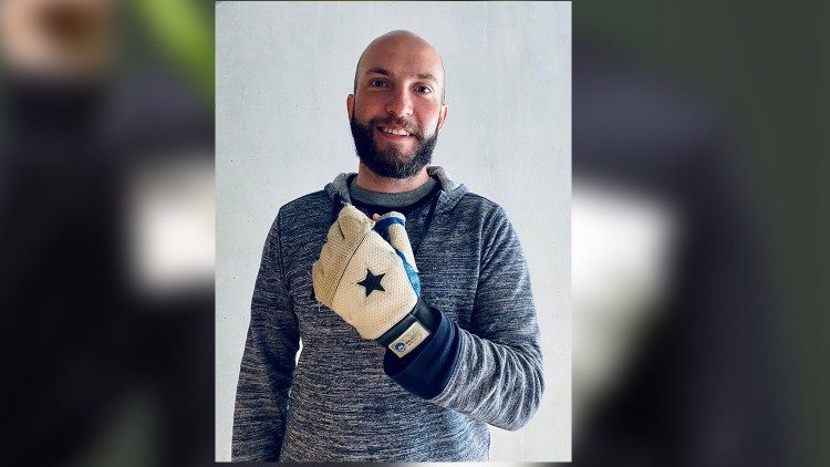 Niccolò Campriani, che ha vinto 3 titoli olimpici, dona il guanto per sostenere la carabina utilizzato per l'oro a Rio de Janeiro nel 2016