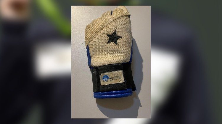 Niccolò Campriani, che ha vinto 3 titoli olimpici, dona il guanto per sostenere la carabina utilizzato per l'oro a Rio de Janeiro nel 2016