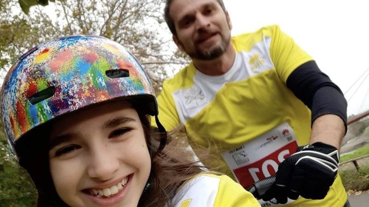 Sara con il papà Paolo durante una corsa podistica