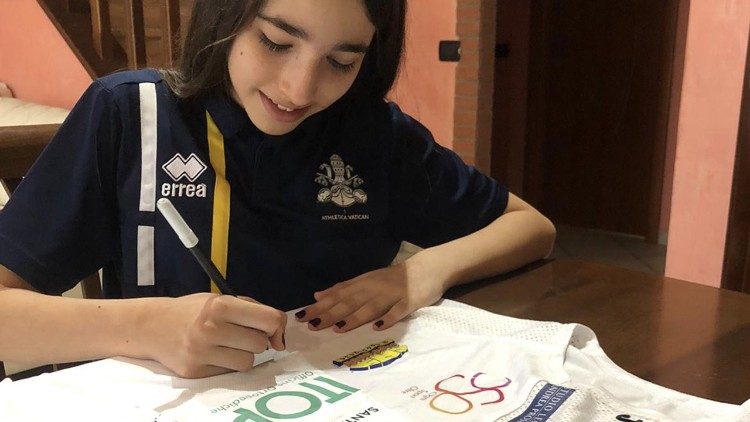 Sara autografa la canottiera offerta per l'asta We Run Together