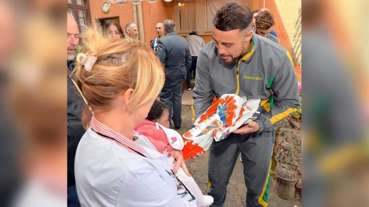 Stefano Maniscalco dona uova di Pasqua ai piccoli del Dispensario Santa Marta in Vaticano