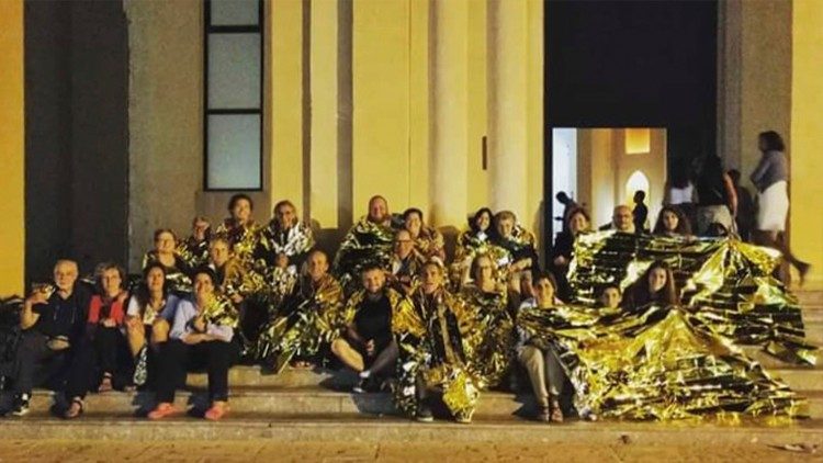 Don Carmelo La Magra con un gruppo di parrocchiani sul sagrato della sua chiesa. Hanno dormito lì per 10 giorni per solidarietà con i migranti